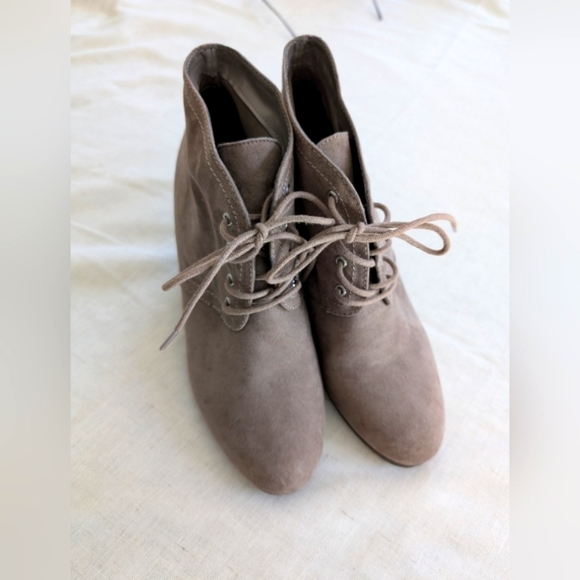 Women’s Lace Up Wedge Booties by Arizona, Taupe - Size 9.5 Lightly used - Picture 3 of 10